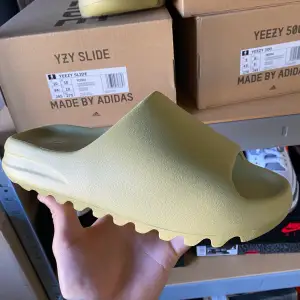 Yeezy Slide Resin som är helt nya från CONFIRMED! De är storlek 44 1/2 men rekommenderar att ta dem en storlek större än vad man brukar ha i skor!