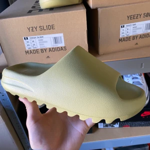 Yeezy Slide Resin - Yeezy Slide Resin som är helt nya från CONFIRMED! De är storlek 44 1/2 men rekommenderar att ta dem en storlek större än vad man brukar ha i skor!