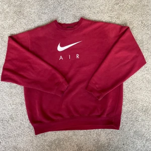 Nike sweatshirt - Skit rare vintage nike tröja, perfekt boxy fit, köpt för 1500 på grailed, 80-90talets nike fin färg, lite skadad på armmudden men går att fixa lätt Meetup uppsala Frakt 59kr Skriv för frågor
