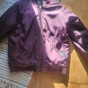 Vinröd Bombarjacka - Vinröd Bombsrjacka. Lite varmfodrad. 