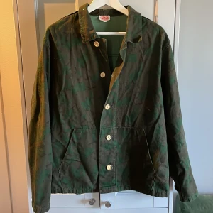 Overshirt - Riktigt fet overshirt ingen annan kommer ha, grön/brun med blommigt mönster. Från märket armor Lux Skick 10/10 Ordpris 1300kr