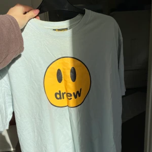 DREW HOUSE TSHIRT - Säljer en Drew House t-shirt i väldigt bra skick i färgen baby blue. Storlek S men oversized så mer som en M. Frakt kostar 49 kr! 