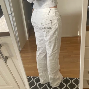 Esprit jeans - Lågmidjade jeans från esprit i storlek 42 men passar 38-40. Användt skick. Jättesnygga detaljer på fickorna. Innerbenslängd 82 midjemått rakt över 42💕