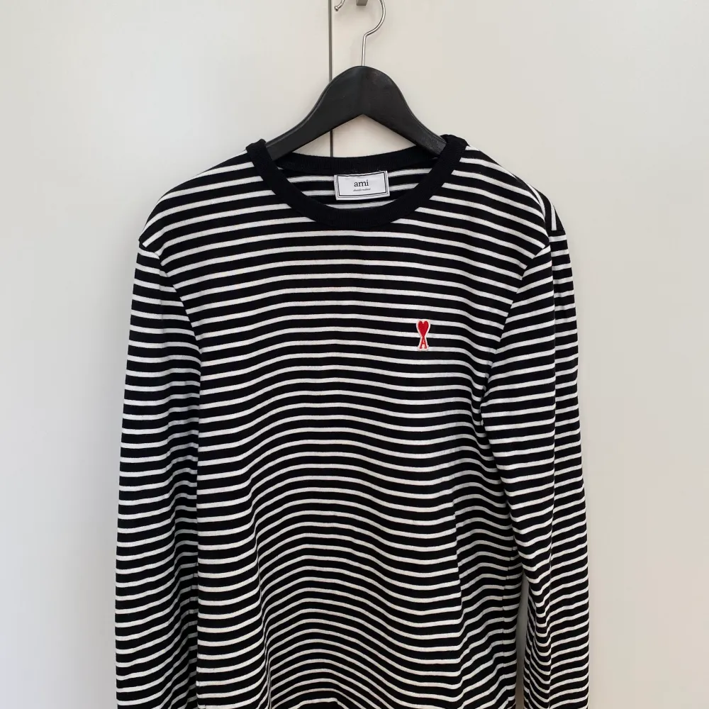 Randig tröja från Ami Paris köpt på Vallgatan 12 i Göteborg.  Storlek M . T-shirts.
