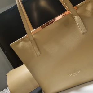 Ted Baker London Large leather Totebag/Shopping bag - Like new.  Jättefin beige handväska med metall-detaljer i nyskick med en separat inner-väska/plånbok från Ted Baker London som inte finns att köpa längre. Klassisk design som funkar till allt. Endast använd en kort stund vid 1-2 tillfällen.