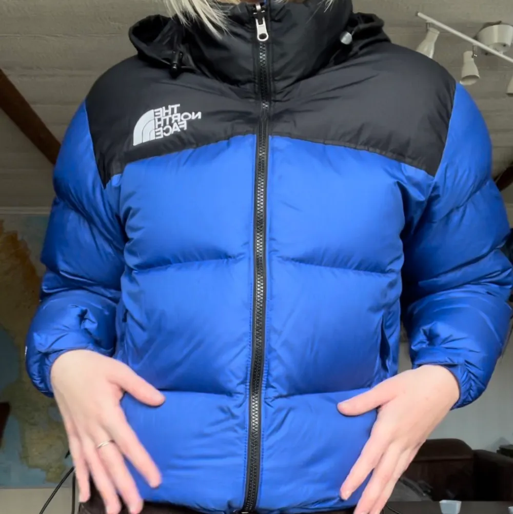 Women's 1996 Retro Nuptse Jacket i en skit snygg blå färg. Mycket bra skick då den knappt är använd. Varm jacka som även har en utfällbar luva i kragen. Pris går att diskuteras vid smidig affär:) . Jackor.