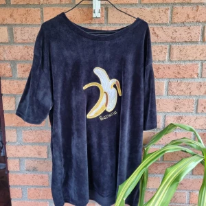 Banan t-shirt  - Super mysig t-shirt i velvet material som är super mjuk!
