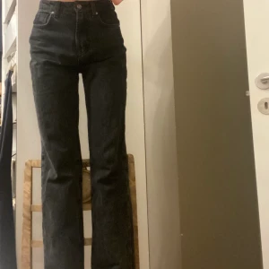 Jeans st 32 - Svarta snygga Jeans från Zara som är i bra skick👍🏻