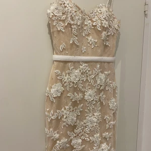 Klänning  - Jätte fin klänning säljs för 2000. Pris kan diskuteras 