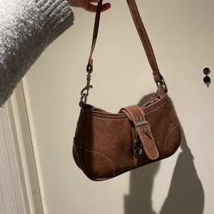 Väska bikbok  - Brun väska i fejkskinn från bikbok. Använd någon enstaka gång 