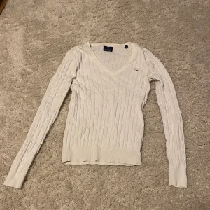 Stickad tröja GANT - Stickad tröja från GANT med en fin v-ringning. Bra skick. Storlek S! Vit färg🌸Nypris: 1000+kr