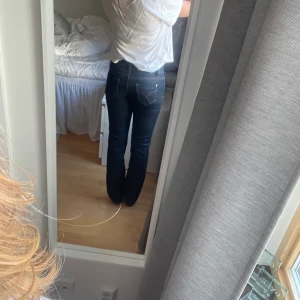 Super snygga lowwaist jeans  - Ett par mörka lowwasit jeans från Emil haute regi 