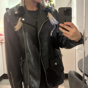 Skinn jacka  - Svart oversize skinn jacka knappt använd 
