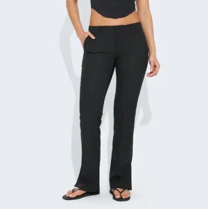 lågmidjade kostymbyxor  - lågmidjade kostymbyxor från bikbok, modellen vera. storlek 38 men jättesmå i storleken, som en 34, möjligtsvis 36. aldrig använda bara testade