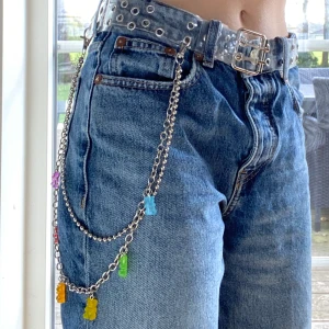 Kedja med gummibjörnar🤍 - Supergullig kedja med gummibjörnar som passar perfekt att ha i ett skärp, aldrig använt🤍 Skärpet på bilderna är också till salu✨