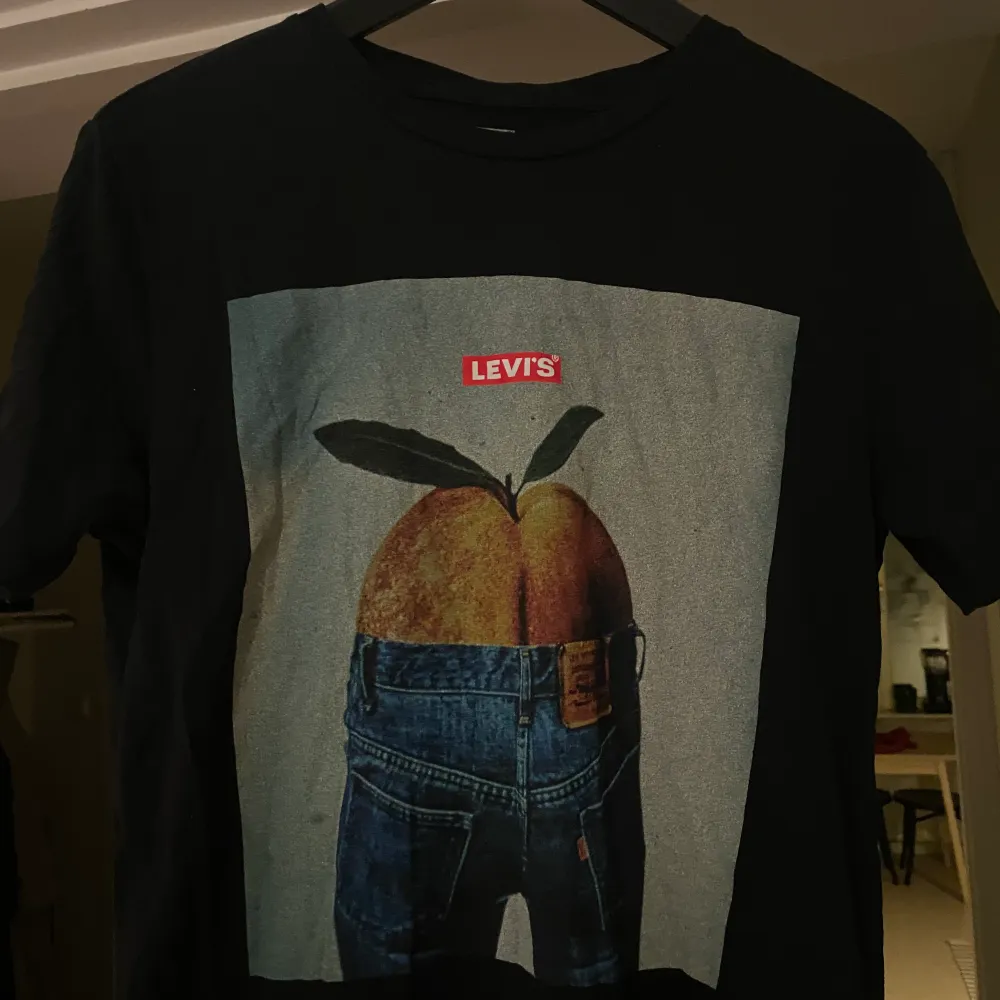 Unik och cool T-shirt från Levis. Tillverkas ej längre och sjukt populär! Använd fåtal gånger så som ny! Storlek S. T-shirts.