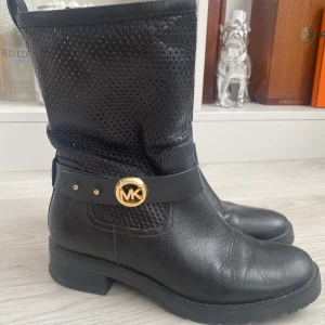 michael kors boots - Kan skickas men köparen står för frakt 