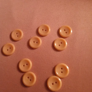 Aprikos knappar runda 10 stycken . - Aprikos knappar runda 10 stycken ca 2 cm stora .plast. Hämtas i Skene alt skickas o fraktfritt o Swishbetalning tillämpas .