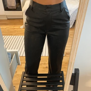 Skinnbyxor NA-KD - Använda 1 gång. Sköna på insidan. Slits fram vid fötterna som framhäver snygga skor! Stretchiga. Jag är 160 cm och för mig släpar dem lite i golvet. 