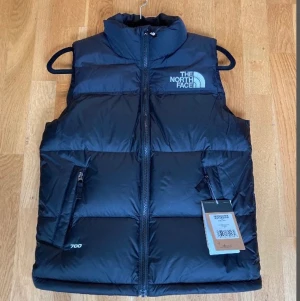 NWT the north face dunväst stl junior L - Helt ny dunväst från The North Face i stl L junior, motsvarar stl 155-165