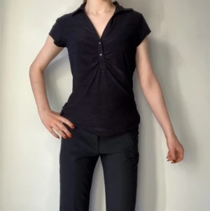 Topp - Pikélilnande topp som ger fin form. Jättebra skick.