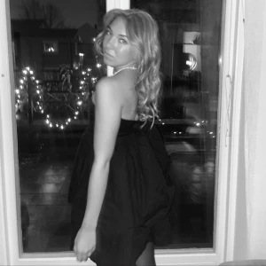 Klänning - Svart bandå klänning. 