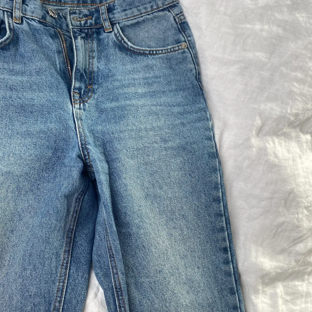Super coola jeans från Pull&Bear med slits och snygga slitningar vid knäna⚡️😇. Tyvärr så är dom lite försmå för mig i midjan därav säljer jag dom.. Jeans & Byxor.