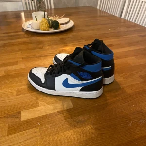 Jordan 1  - Ett par nästan helt nya jordans, ni får även med ett par crack skydd som jag har lagt i skorna💕 De är blåa, vita och svarta. Pris kan även diskuteras💞 Kontakta mig om du är intresserad❤️