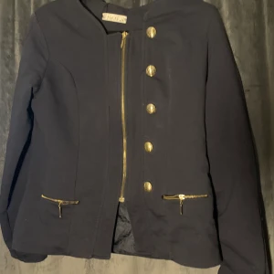 Navy blazer  - Cute Navy blazer med guldknappar, passar till formell och casual sammanhang. 