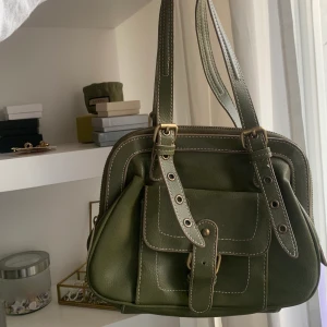Grön väska  - Söt grön väska, aldrig använd av mig men köpt secondhand. Från MNG💕