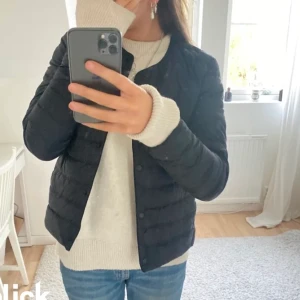 Uniqlo jacka - säljer denna fina jacka eller byter den till en i större storlek!  Toppskick och bara andvänd en gång! (Lånade bilder!)