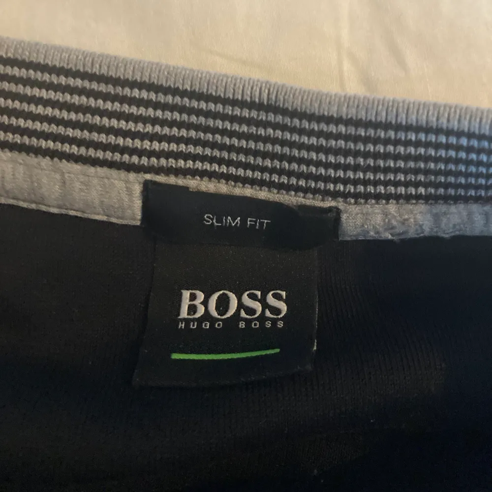 Hugo boss tröja storlek small slim fit, fler bilder finns  kan mötas upp eller frakta på köparens bekostnad . Tröjor & Koftor.
