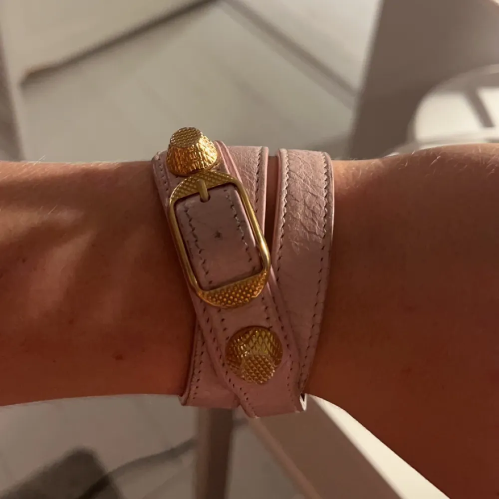 Väldigt fint armband som knappt är använt. Armbandet ör onezise så man man kan justera storleken.. Accessoarer.