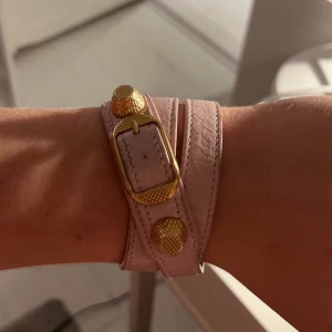 Balenciaga armband  - Väldigt fint armband som knappt är använt. Armbandet ör onezise så man man kan justera storleken.