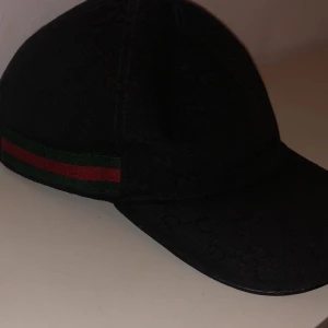 Gucci keps  - Lappen e sönder bara men 100% äkta