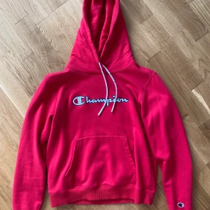 Röd champion hoodie S - Använd kanske 3-4 gånger? Den här helt i nyskick. nypris 500kr