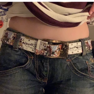 Ed Hardy bälte  - Intressekoll på mitt sjukt snygga och sällsynta ed Hardy bälte! Relativt bra skick Lite slitet o tyvärr har några diamanter ramlat av men de är inget som märks!🙏skriv om du undrar något! 