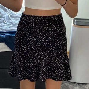 Prickig kjol svart vit - Säljer pga för stor och den är aldrig använd❤️ skriv via intresse