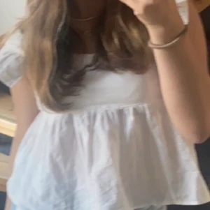 Vit topp - Säljer detta superfina linnet/toppen för 60 kr+frakt!🤍