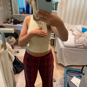 Linne  - Ett super fint linne med ”hål” i ryggen💛💛💛