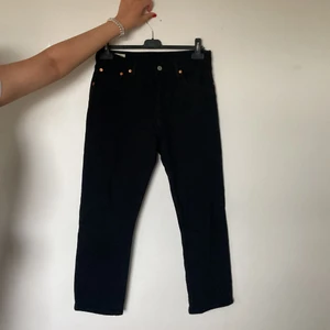 Levis jeans - Helt oanvända Levis jeans med en synlig knapp och fyra osynliga. Straight pant legs. (kunden betalar frakt)