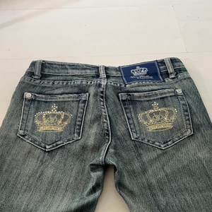 Victoria Beckham jeans - Super bra skick förutom att knappen ej är original! Lite bootcut men mest skinny:) midjemått:81 cm innerbenslängd:82 cm