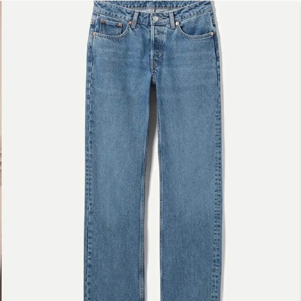 Säljer dessa sjukt snygga jeans från madlady, köpt för ca 2 månader sedan ( de är i bra skick) passar perfekt på någon som är runt 160cm -165cm. Jeans & Byxor.
