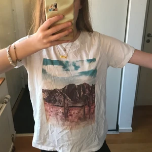 T-shirt med tryck  - Vit t-shirt med tryck från Gina Tricot. Köpt från tjejavdelningen men ärligt vem som helst kan bära den, tycker jag! Lite skrynklig nu, men går lätt att stryka bort, jag kan även stryka den innan utskickningen 💘💘