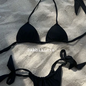 Svart bikini från AK bikinis - Säljer denna bikini från AK bikinis. Den är endast testad & har hygienskydd kvar. Det är en medium men superliten i storleken så passar XXS-XS (beroende på hur man vill att den ska sitta). Fraktar eller möts upp. Köparen står för frakten💞 398kr +frakt. 