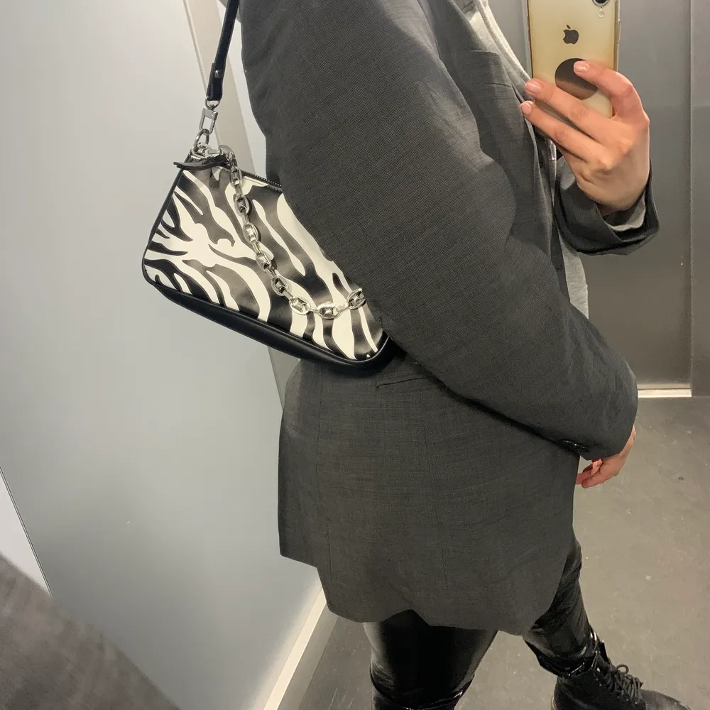 Snygg handväska med zebramönster 🦓 Onesize . Väskor.