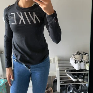 Nike - En fin träningstrenden från Nike, med hål för tummen. Den är i fint skick. Köparen står för frakten men möts gärna upp 😊😊