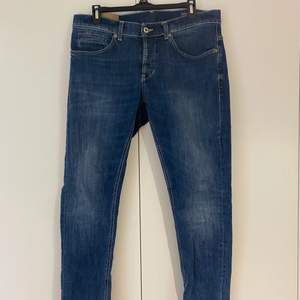 Ett till par dondup jeans till salu! Också i ett otroligt bra skick. Köpta från dondups hemsida. Modellen är George skinny fit och storleken är 33. Var inte rädd att fråga om fler bilder vid intresse!