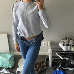 Collagetröja - Fin grå collagetröja, kan användas till både träning och till vardags, nästan aldrig använd och i fint skick. Köparen står för frakten men möts gärna upp 😊😊