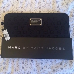 Marc Jacobs datafodral - (Lånad bild) Exakt samma modell som visad på bilden, passar en 13 tums dator. Perfekt för min Mac som är 13 tum. Tyvärr är dragkedjan sönder, därav priset. Nypris 1000kr om ja inte minns fel